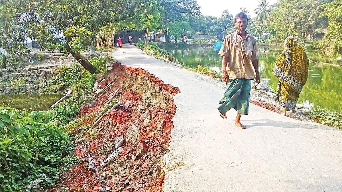 বগুড়ার ধুনটের এলাঙ্গী-ফকিরপাড়া গ্রামের পাকা সড়ক ভেঙে চলাচল বিচ্ছিন্ন হয়েছে। ছবিটি গত শুক্রবার এলাঙ্গী গ্রাম থেকে তোলা l প্রথম আলো