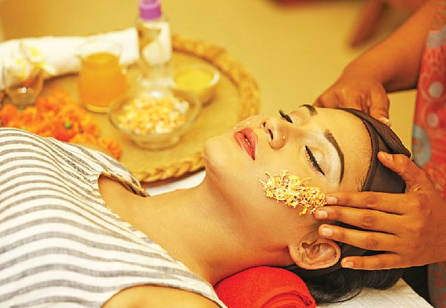 এ সময়ের ফুলগুলো দিয়ে করা যাবে রূপচর্চা। মডেল: মিমি কৃতজ্ঞতা: হার্বস, ছবি: সুমন ইউসুফ