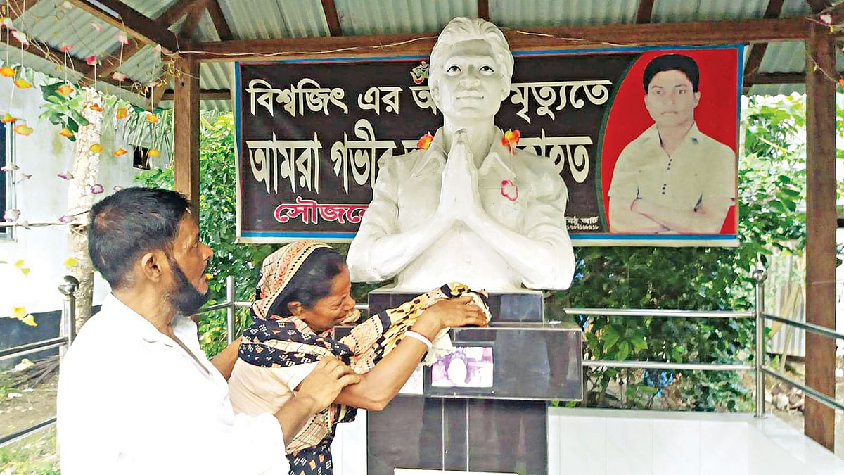 পুরান ঢাকায় নিহত দরজি দোকানি বিশ্বজিৎ দাসের প্রতিকৃতির সামনে দাঁড়িয়ে মা কল্পনা রানী দাসের আহাজারি। তাঁকে সান্ত্বনা দেওয়ার চেষ্টা করছেন বাবা অনন্ত দাস। ছবিটি গতকাল বিকেলে শরীয়তপুরের নড়িয়া উপজেলার মশুরা ঘোষপাড়া গ্রাম থেকে তোলা l প্রথম আলো