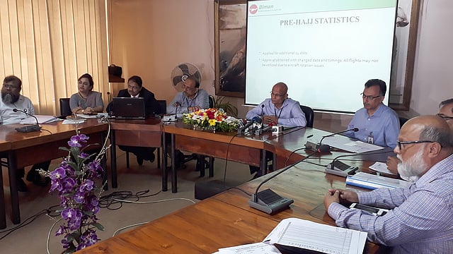 ২০১৭ সালের হজযাত্রার পরিস্থিতি তুলে ধরতে সংবাদ সম্মেলনের আয়োজন করে বিমান বাংলাদেশ এয়ারলাইনস। ছবি: প্রথম আলো