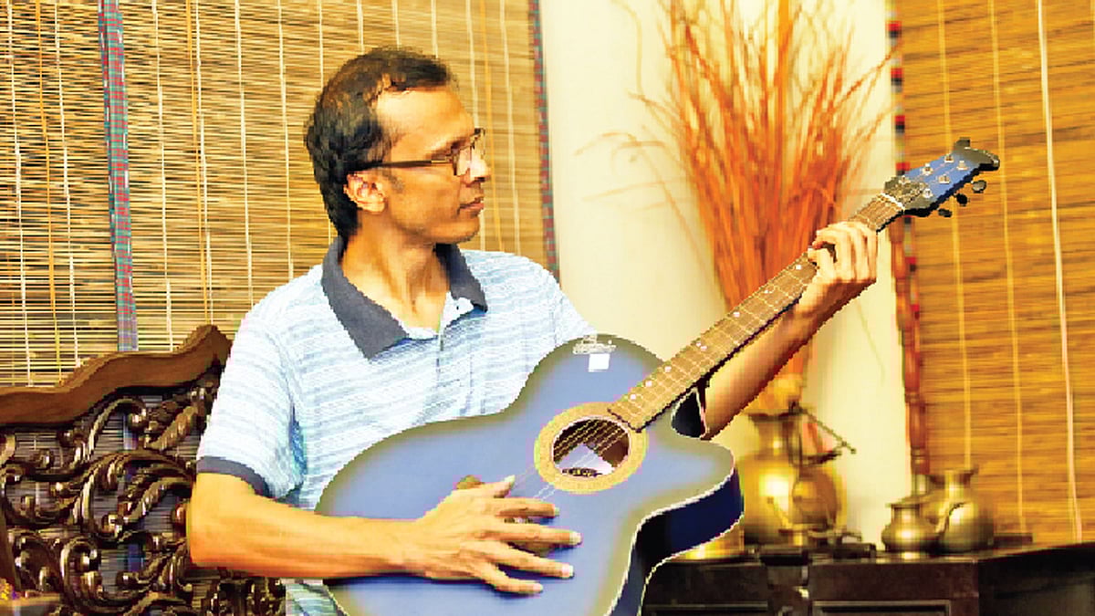 পুরোনো গিটারে নতুন সুর তুলতে ইচ্ছে জাগে। মডেল: তপন