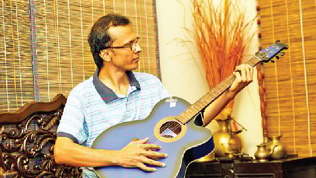 পুরোনো গিটারে নতুন সুর তুলতে ইচ্ছে জাগে। মডেল: তপন