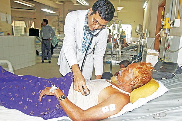 হৃদ্‌রোগের জন্য সাধারণ মানুষের ভরসাস্থল চট্টগ্রাম মেডিকেল কলেজ হাসপাতাল। হৃদ্‌রোগ বিভাগে প্রতিদিন রোগী ভর্তি থাকে ধারণক্ষমতার প্রায় চার গুণ। এক রোগীকে চিকিৎসাসেবা দিচ্ছেন চিকিৎসক। ছবিটি গতকাল দুপুরে তোলা l প্রথম আলো