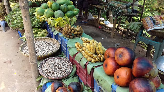 রেস্তোরাঁর উল্টো দিকে টাটকা সবজি আর ফল নিয়ে বসে থাকেন আশপাশের বিক্রেতারা।