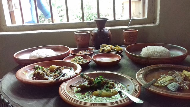 মাটির ঘরে বসে গ্রামীণ খাবারের স্বাদ।