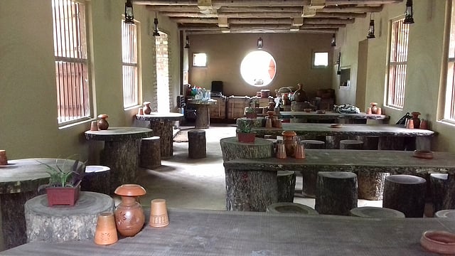 রেস্তোরাঁর ভেতরে বসার ব্যবস্থা কাঠের গুঁড়ির ওপর। টেবিল বানানো মোটা গাছ লম্বালম্বি চিরে।