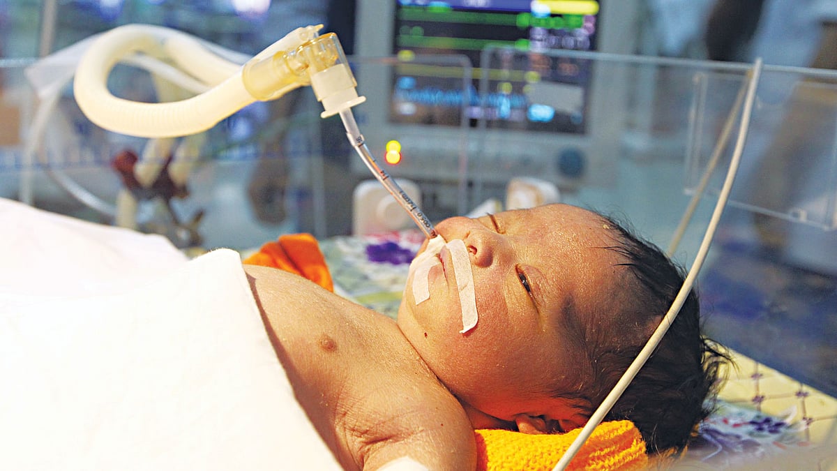 শিশুর জ্বর হলে ঘাবড়ে না গিয়ে চিকিৎসকের পরমার্শ নিন l ছবি: প্রথম আলো