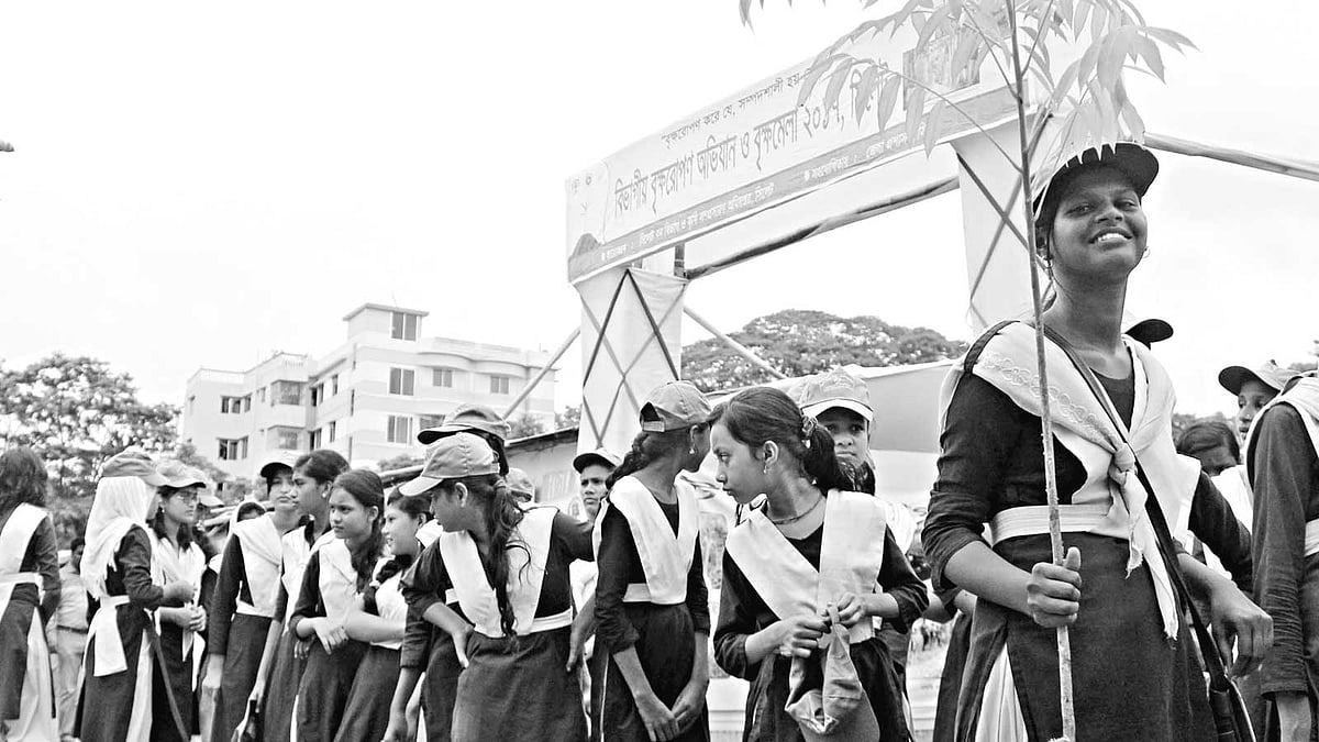 মেলার প্রথম দিনে বিপুলসংখ্যক শিক্ষার্থীও এসেছিল। এক শিক্ষার্থী ফিরছে গাছ নিয়ে l ছবি: প্রথম আলো