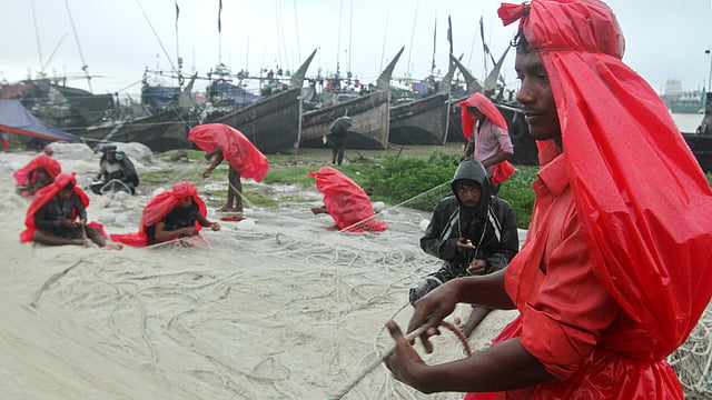 সাম্পান-ভর্তি মাছ ধরার আশা জেলেদের।