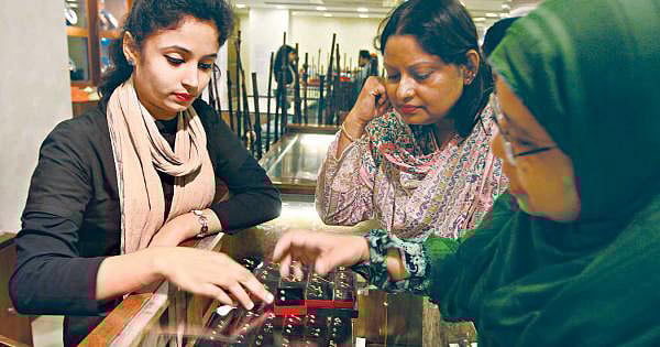 প্রতি ঈদে প্রচুর খণ্ডকালীন কর্মী নেয় আড়ংয়ের মতো ফ্যাশন প্রতিষ্ঠানগুলো। ফাইল ছবি