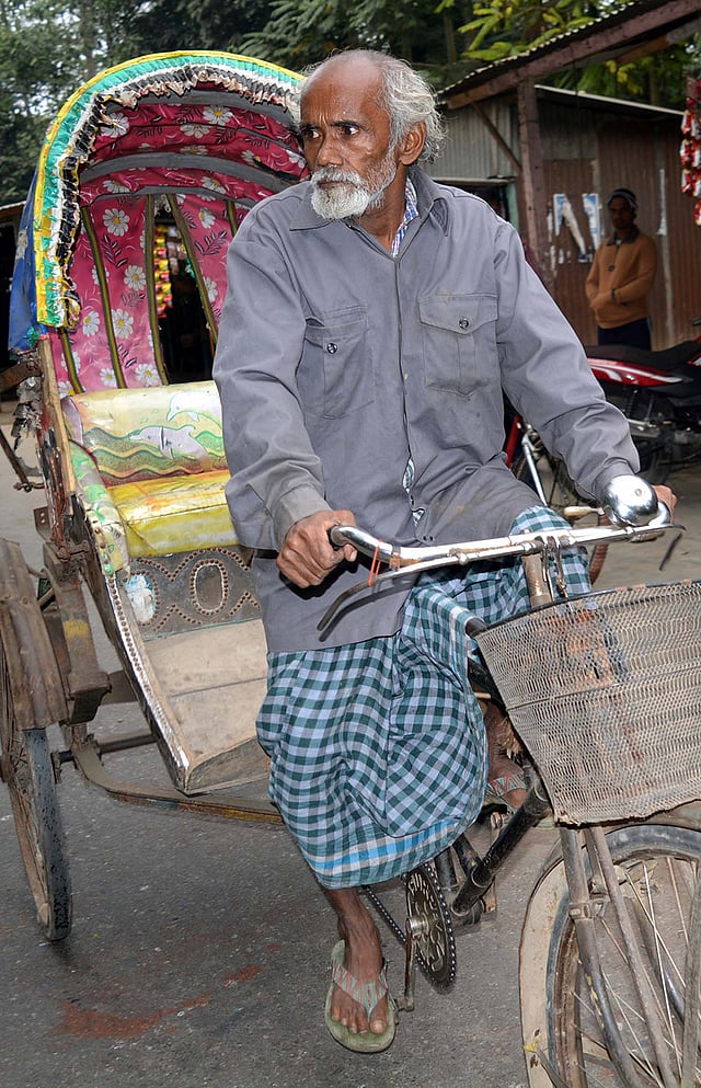 রিকশা চালিয়ে জীবিকা নির্বাহ করেন সামাদ শেখ। ছবি: প্রথম আলো