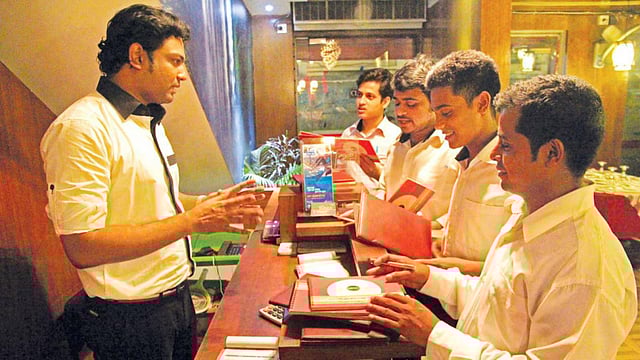 বিভিন্ন রেস্তোরাঁয় খণ্ডকালীন কাজের সুযোগ আছে শিক্ষার্থীদের। ফাইল ছবি
