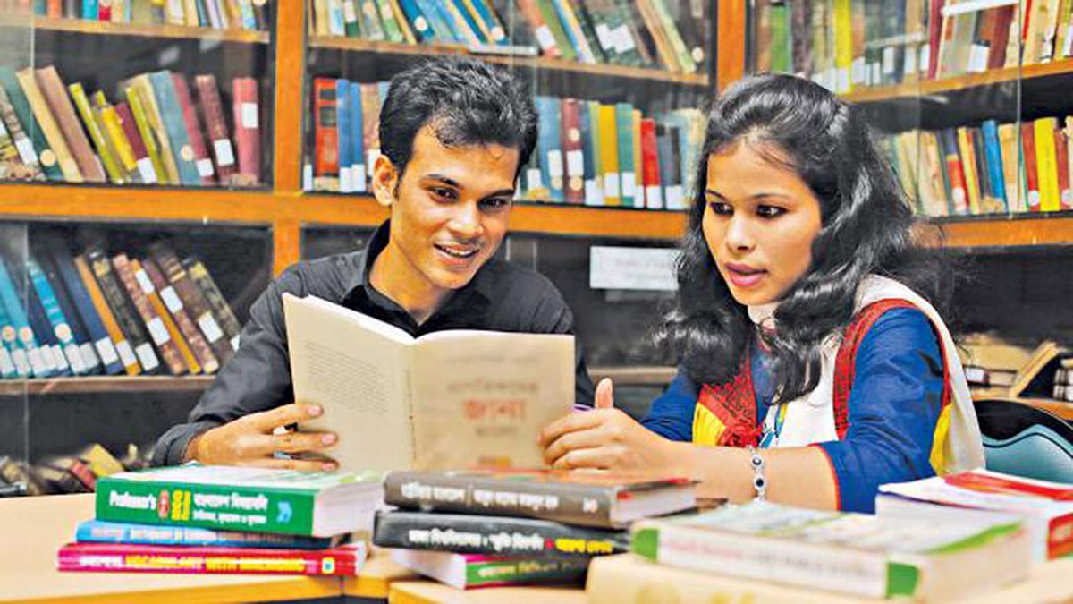 ছাত্রজীবনে পড়াশোনাই যেন সবচেয়ে বেশি গুরুত্ব পায়। ফাইল ছবি