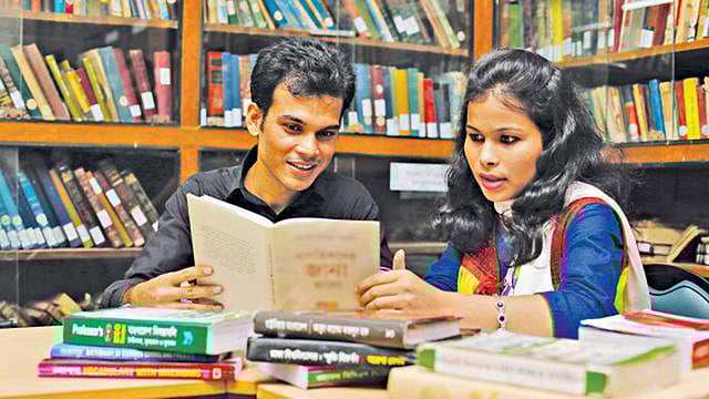 ছাত্রজীবনে পড়াশোনাই যেন সবচেয়ে বেশি গুরুত্ব পায়। ফাইল ছবি