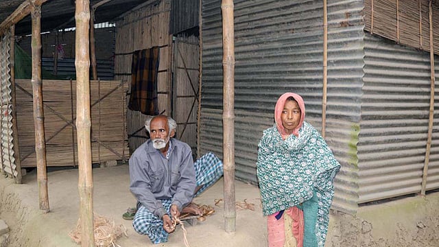 ঘরের বারান্দায় সামাদ ও তাঁর স্ত্রী। ছবি: প্রথম আলো