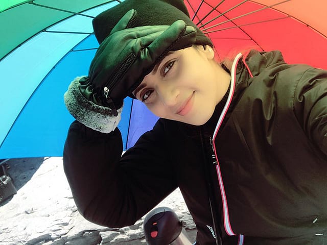 সুইজারল্যান্ডের শুভ্র বরফে স্নিগ্ধ মিম। ছবি: ফেসবুক