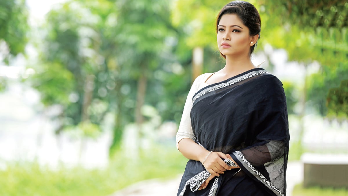 বিশেষ দিন, আবেগ বা অনুভূতি প্রকাশ করা যায় সাদা ও কালো রঙের পোশাক দিয়ে। মডেল: বেনজীর, পোশাক: সাদাকালো, সাজ: পারসোনা, ছবি: কবির হোসেন