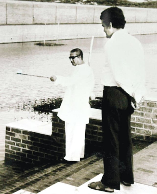 গণভবনের লেকের পাড়ে মাছ ধরছেন বঙ্গবন্ধু। পেছনে প্রেসসচিব তোয়াব খান। ছবি: সংগৃহীত