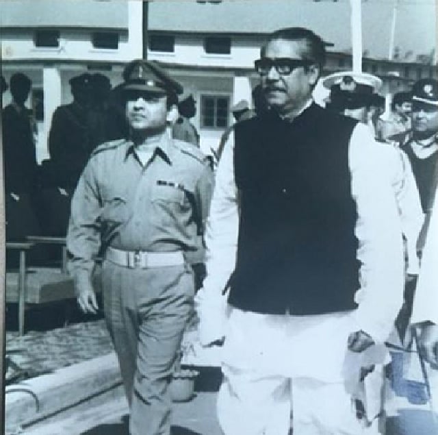 বঙ্গবন্ধুর শেখ মুজিবের সঙ্গে কর্নেল জামিল, ১৯৭৪। ছবি: সংগৃহীত