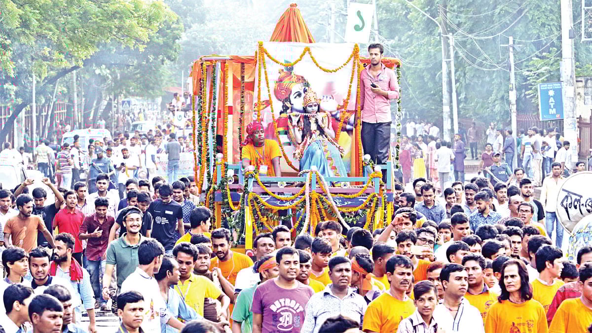 শ্রীকৃষ্ণের পবিত্র জন্মতিথি জন্মাষ্টমীর মিছিলের প্রধান অনুষঙ্গ হলো গোকুলবাসী শিশু কৃষ্ণের নানা কর্মকান্ড–লীলা। মিছিলের মূল বিষয়গুলো একই রয়ে গেছে। কিন্তু সময়ের সঙ্গে সঙ্গে পরিবর্তন এসেছে উপস্থাপনায় l ছবি: সাইফুল ইসলাম