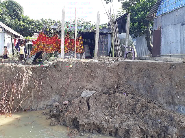 ইতিমধ্যে সুনামগঞ্জের জামালগঞ্জের ভূঁইয়ারহাটি গ্রামের পনেরটি বাড়িঘর গেছে নদীর গর্ভে। আরও ভাঙনের পথে ঘরবাড়ি। ছবিগুলো তোলা গত বুধবার। ছবি: আসাদুজ্জামান