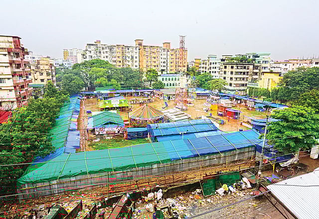 এটি খেলার মাঠ। কিন্তু এখানে খেলাধুলার কোনো উপায় নেই। কারণ, মাঠে চলছে তাঁত বস্ত্রমেলা। বাসাবো খেলার মাঠের এই ছবি গতকাল তুলেছেন হাসান রাজা