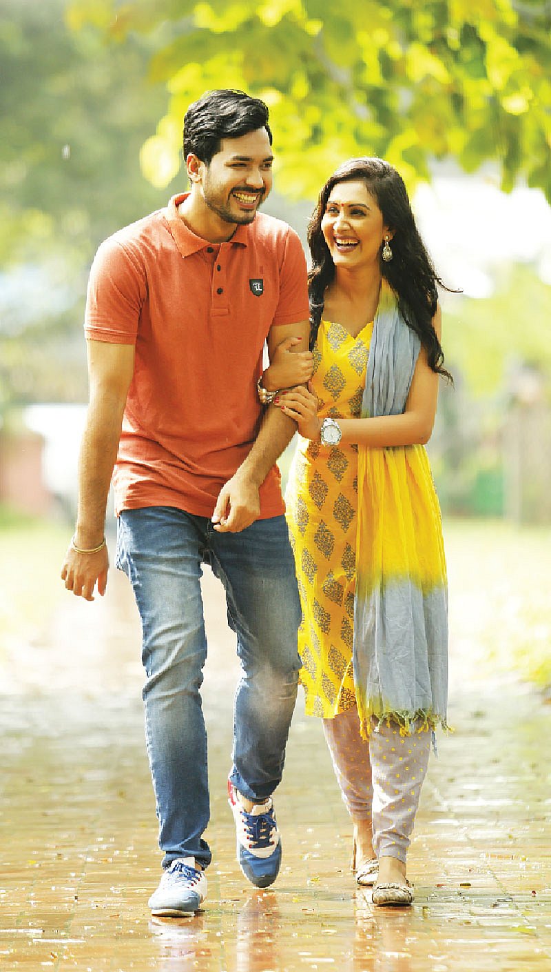 প্রেমের সময় অনেক কিছুই ভালো লাগে। পরস্পরকে পাওয়ার আকুলতা থাকে। সে জন্যই কি যত প্রশংসা প্রেমেই থাকে? মডেল: অবাক ও নীপা। ছবি: সুমন ইউসুফ