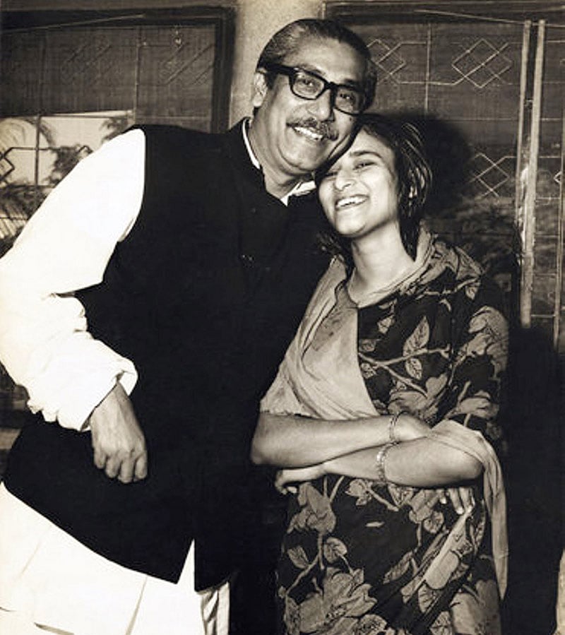 কলেজ থেকে ফিরে ভেজা চুল বাঁধা অবস্থাতেই ঘুমিয়ে যেতাম সন্ধ্যা হলে। বাবা রাতে এসে তা দেখে চুল খুলে ফ্যানের বাতাসে শুকিয়ে আঁচড়ে দিতেন—এমন ঘটনা রোজই ঘটত। আমিও ঘুম ভেঙে গেলেও চুপ করে চোখ বুজে বাবার এই সস্নেহ যত্নটুকু উপভোগ করতাম।