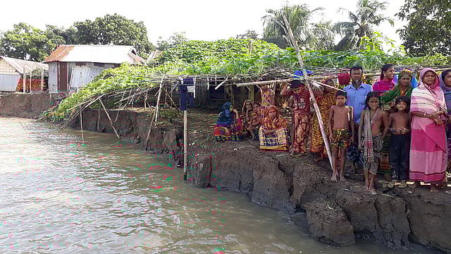 ইতিমধ্যে সুনামগঞ্জের জামালগঞ্জের ভূঁইয়ারহাটি গ্রামের পনেরটি বাড়িঘর গেছে নদীর গর্ভে। আরও ভাঙনের পথে ঘরবাড়ি। ছবিগুলো তোলা গত বুধবার। ছবি: আসাদুজ্জামান