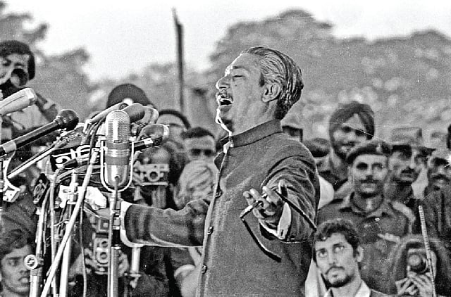 স্বদেশ প্রত্যাবর্তনের পর সেই সময়ের রেসকোর্স ময়দানে (সোহরাওয়ার্দী উদ্যান) আবেগাপ্লুত বঙ্গবন্ধু, ১০ জানুয়ারি ১৯৭২। ছবি: অমিয় তরফদার