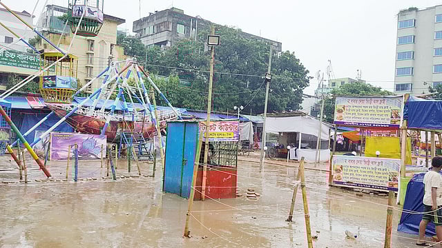 তাঁত বস্ত্রমেলার কারণে এই হাল মাঠের। গতকাল তোলা ছবি l প্রথম আলো