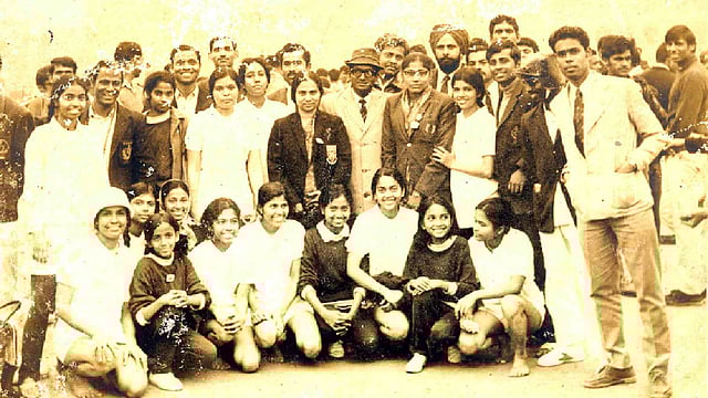 ভারতের স্বাধীনতা দিবসে গ্রামীণ খেলা ও অ্যাথলেটিকসে অংশ নেওয়া বাংলাদেশি দল। সুলতানা কামাল (বসা অবস্থায় ডান থেকে তৃতীয়) ও রওশন আখতার ছবি (বসা অবস্থায় ডান থেকে পঞ্চম)—দুজনই ছিলেন এই দলে। ছবি: সংগৃহীত