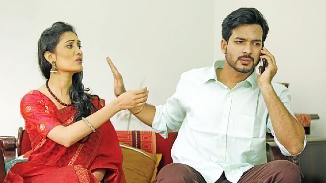 বিয়ের পর একটু কথাতেই যেন বিরক্তি। কোথায় গেল সেই প্রেম