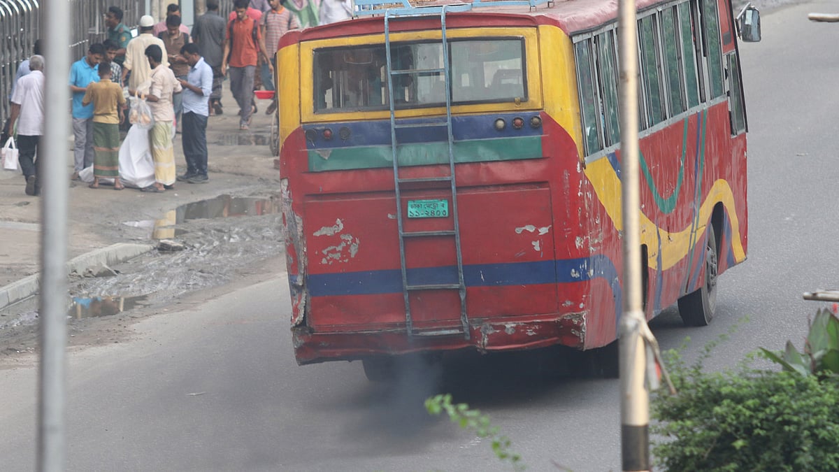 স্বাস্থ্যের জন্য ক্ষতিকারক কোনো ধোঁয়া নির্গত হলে তা ২০০ টাকা জরিমানাসহ শাস্তিযোগ্য অপরাধ। তবুও রাজধানীতে প্রতিনিয়তই এমন ধোঁয়া নির্গত হয়। ছবি: প্রথম আলো