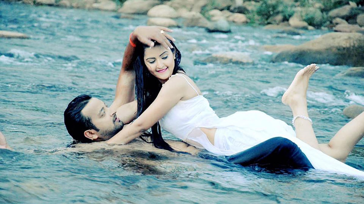 ফেসবুকে আজ নিজের পেজে এই ছবি দিয়েছেন পরীমনি