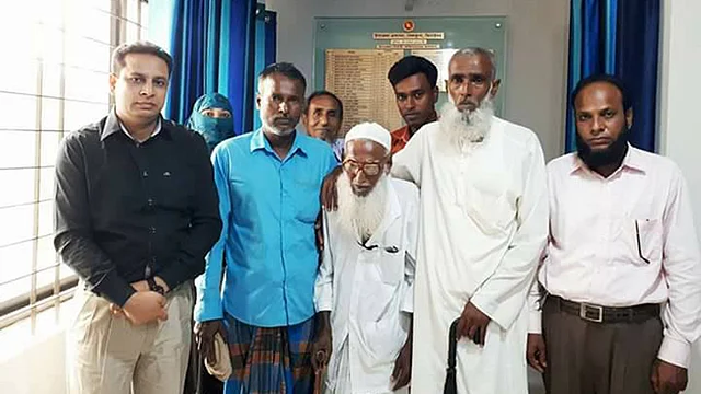 শৈলকুপার ইউএনওর উসমান গণির সঙ্গে শতবর্ষী বাবা ও তাঁর সন্তানেরা। ছবি: সংগৃহীত