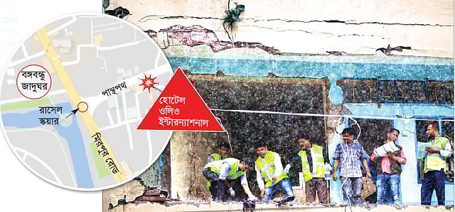 রাজধানীর পান্থপথে হোটেল ওলিও ইন্টারন্যাশনালে গতকাল আত্মঘাতী বোমা বিস্ফোরণে এক ‘জঙ্গি’ নিহত হন। ঘটনাস্থল থেকে আলামত সংগ্রহ করছেন সিআইডির সদস্যরা l ছবি: প্রথম আলো