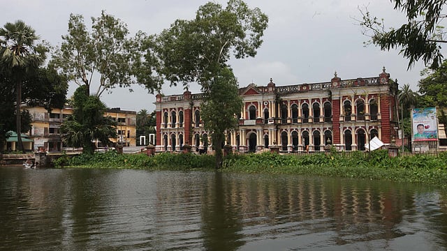 নারায়ণগঞ্জের রূপগঞ্জে শীতলক্ষ্যা নদীর তীরে এই জমিদারবাড়িতে চলছে মুড়াপাড়া কলেজের কার্যক্রম l প্রথম আলো