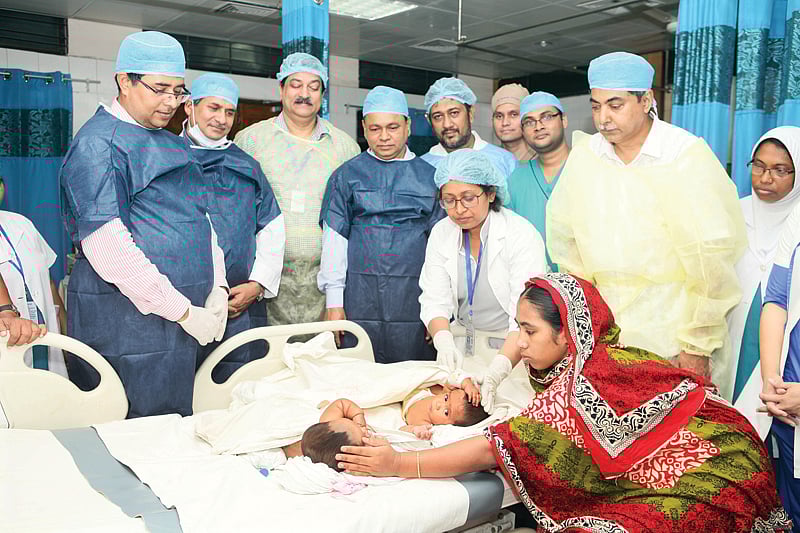 মা এবং চিকিৎসকদের ভালোবাসা তোফা ও তহুরাকে ঘিরে। ছবি: খালেদ সরকার