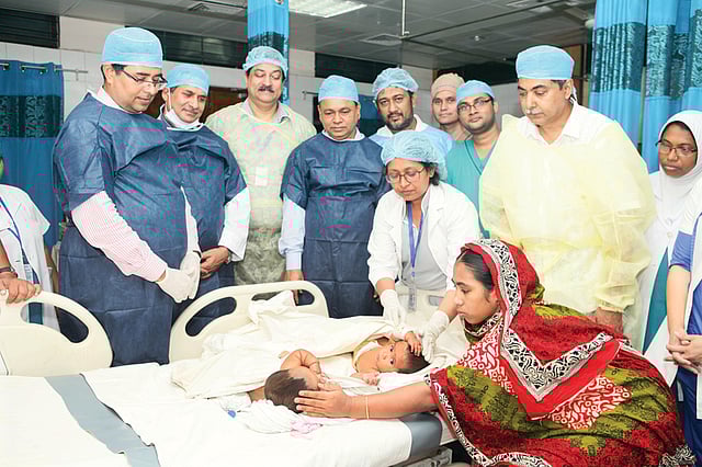 মা এবং চিকিৎসকদের ভালোবাসা তোফা ও তহুরাকে ঘিরে। ছবি: খালেদ সরকার