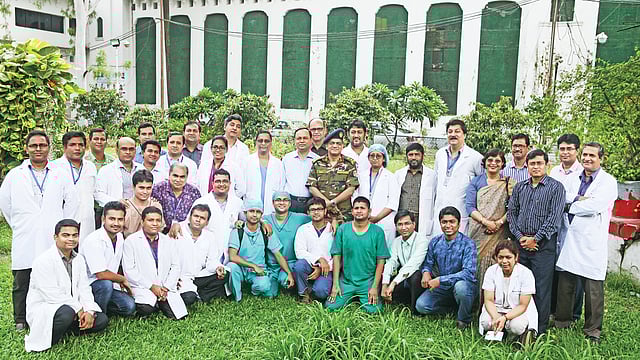 তোফা ও তহুরার চিকিৎসার বিভিন্ন পর্যায়ে অংশ নেন ঢাকা মেডিকেল কলেজ হাসপাতালের এই চিকিৎসকেরা। ছবি: প্রথম আলো