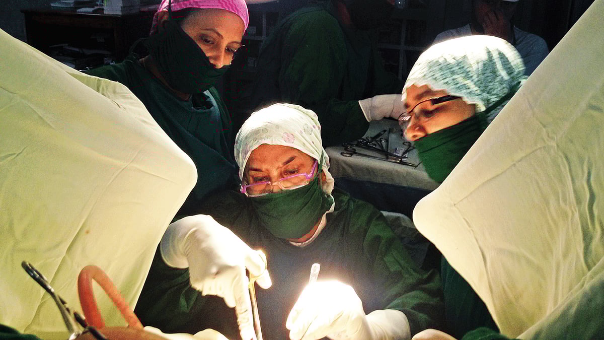 তৃতীয় বিশ্বের যেকোনো প্রসবকালীন অপারেশন টেবিলে এখন চিকিৎসকের বড় সহায় সায়েবাস মেথড। দিনাজপুরের একটি হাসপাতালে গতকাল প্রসবকালীন চিকিৎসায় ব্যস্ত অধ্যাপক সায়েবা আক্তার l ছবি: সংগৃহীত