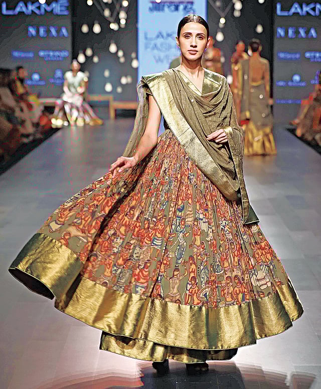 পোশাকের নকশায় গল্পগাথা। ল্যাকমে ফ্যাশন উইকে গতকাল গৌরাঙ্গ শাহের ‘চিত্রাবলি’ সংগ্রহের এমন পোশাক র‍্যাম্পে নজর কাড়ে সবার l ছবি: সংগৃহীত