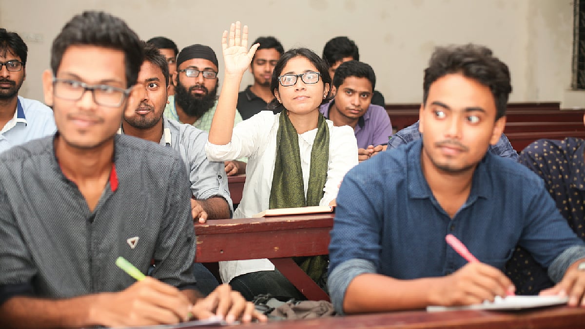 ক্যারিয়ারের কথা মাথায় রেখে একাডেমিক পড়ালেখাকে সবচেয়ে বেশি গুরুত্ব দিয়ে তারপর সহশিক্ষা কার্যক্রমে জোর দিতে হবে। কৃতজ্ঞতা: আমিনা রিংকি। ছবি: খালেদ সরকার