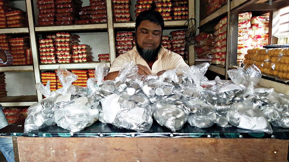 কয়েন লেনদেনে প্রায়ই বিড়ম্বনায় পড়তে হয় সাধারণ মানুষকে।ফাইল ছবি প্রথম আলো
