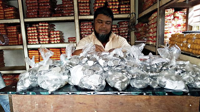 কয়েন লেনদেনে প্রায়ই বিড়ম্বনায় পড়তে হয় সাধারণ মানুষকে।ফাইল ছবি প্রথম আলো