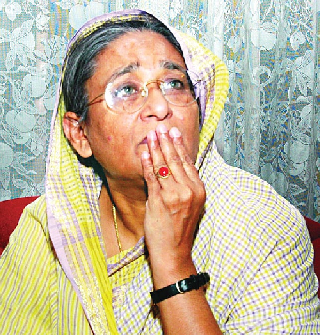 ২০০৪ সালের ২১ আগস্টের গ্রেনেড হামলার মূল লক্ষ্য ছিলেন তিনি। হামলার পরের দিন দুপুরে ধানমন্ডির বাসায় শেখ হাসিনা l ছবি: শামসুল হক