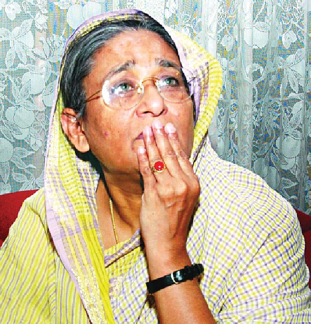 ২০০৪ সালের ২১ আগস্টের গ্রেনেড হামলার মূল লক্ষ্য ছিলেন তিনি। হামলার পরের দিন দুপুরে ধানমন্ডির বাসায় শেখ হাসিনা l ছবি: শামসুল হক