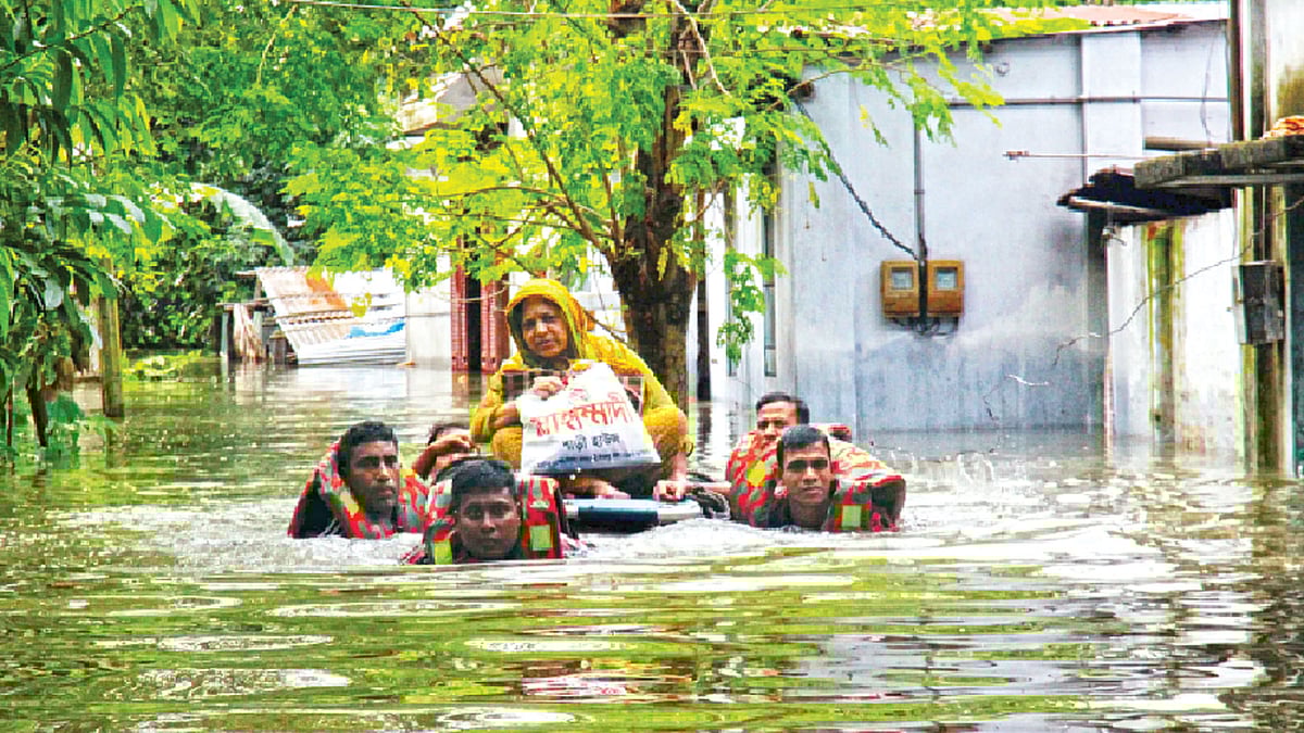বন্যায় আটকেপড়া এক গৃহিণীকে উদ্ধার করেন দিনাজপুরের ফায়ার সার্ভিসের কর্মীরা