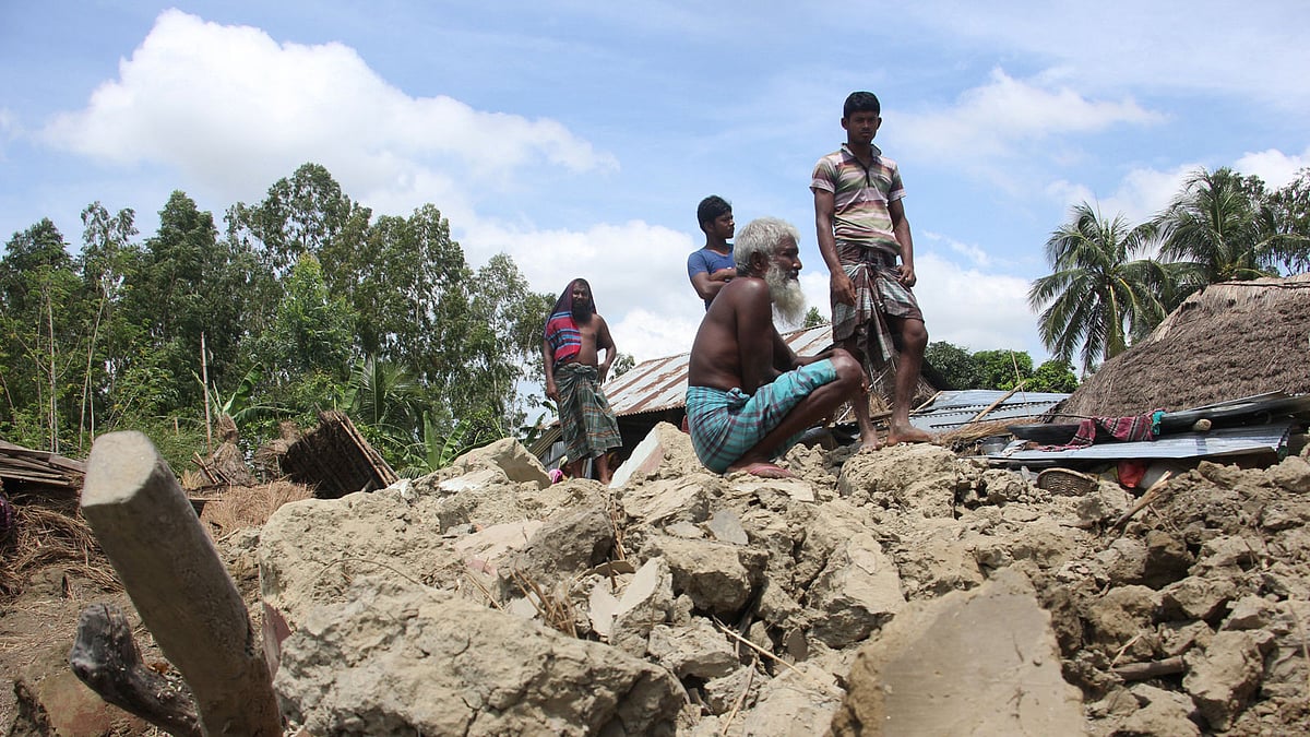বিরল উপজেলার সীমান্তবর্তী একটি গ্রাম বালান্দর। বন্যায় তোড়ে ধসে পড়েছে এখানকার অসংখ্য ঘর। অনিশ্চিত ভবিষ্যৎ নিয়ে উদ্বিগ্ন বন্যায় ক্ষতিগ্রস্ত গ্রামবাসী।